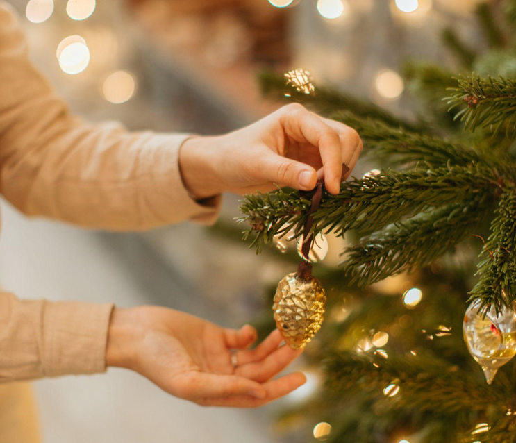 The Ultimate Guide to Decorating Your Christmas Tree with Ornament Sets